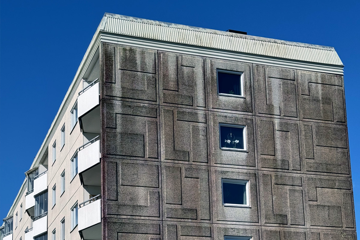 En väldigt smutsig fasad på ett bostadshus.