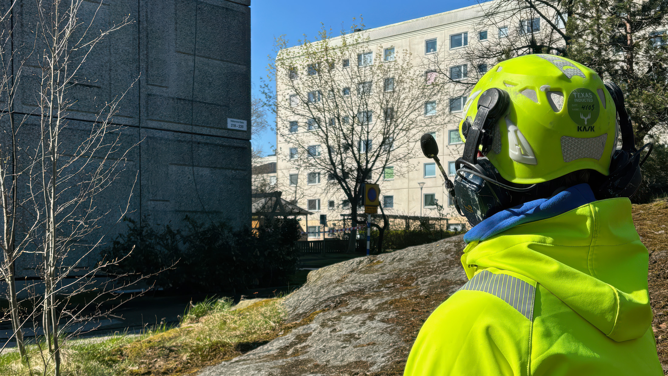 Drönarpilot sitter och styr en drönare.